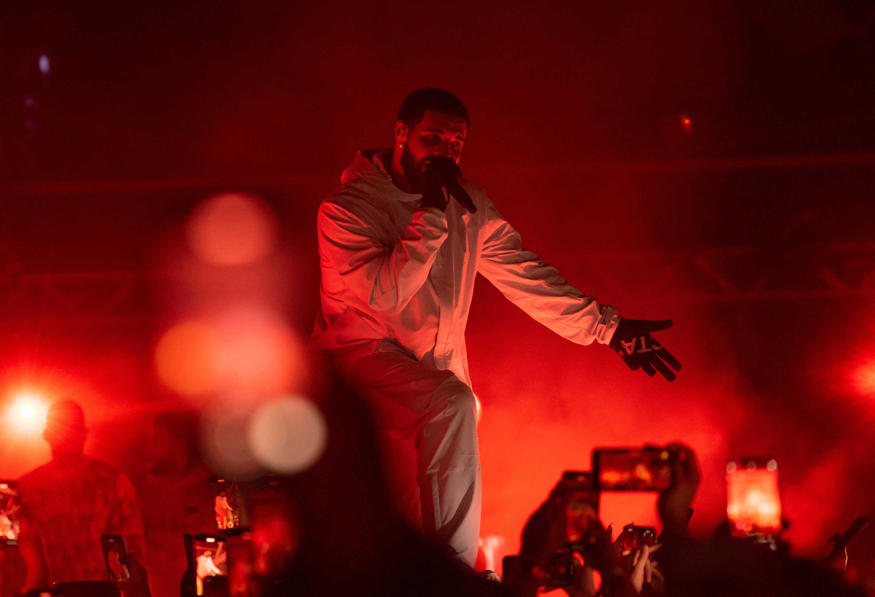 Drake Stopped His Concert After A Fan Fell From Balcony - 26