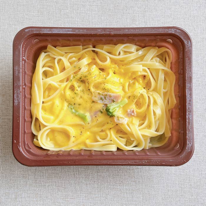 LAWSON(ローソン)のおすすめのフード「生パスタ 冷凍カルボナーラ」