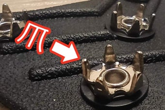 靴底に装着する滑り止め用アイゼンのクローズアップ