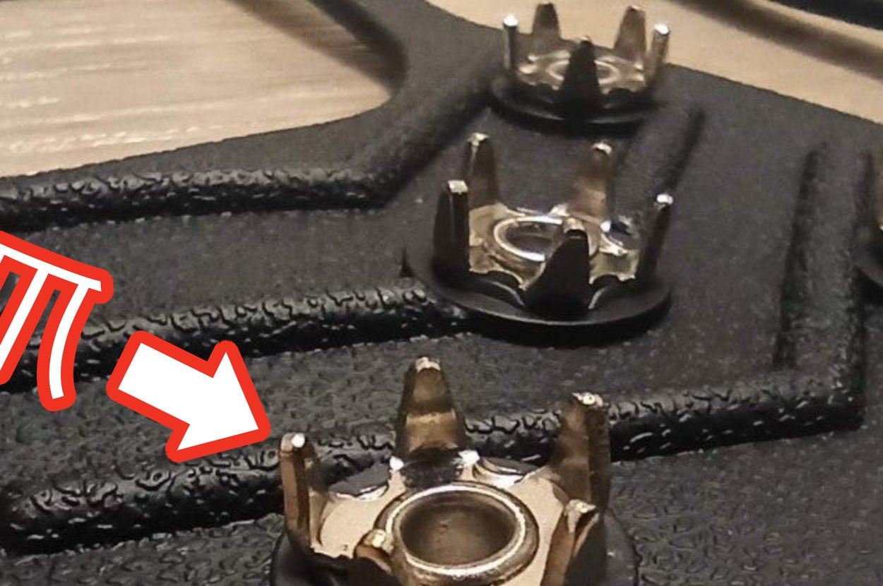 靴底に装着する滑り止め用アイゼンのクローズアップ