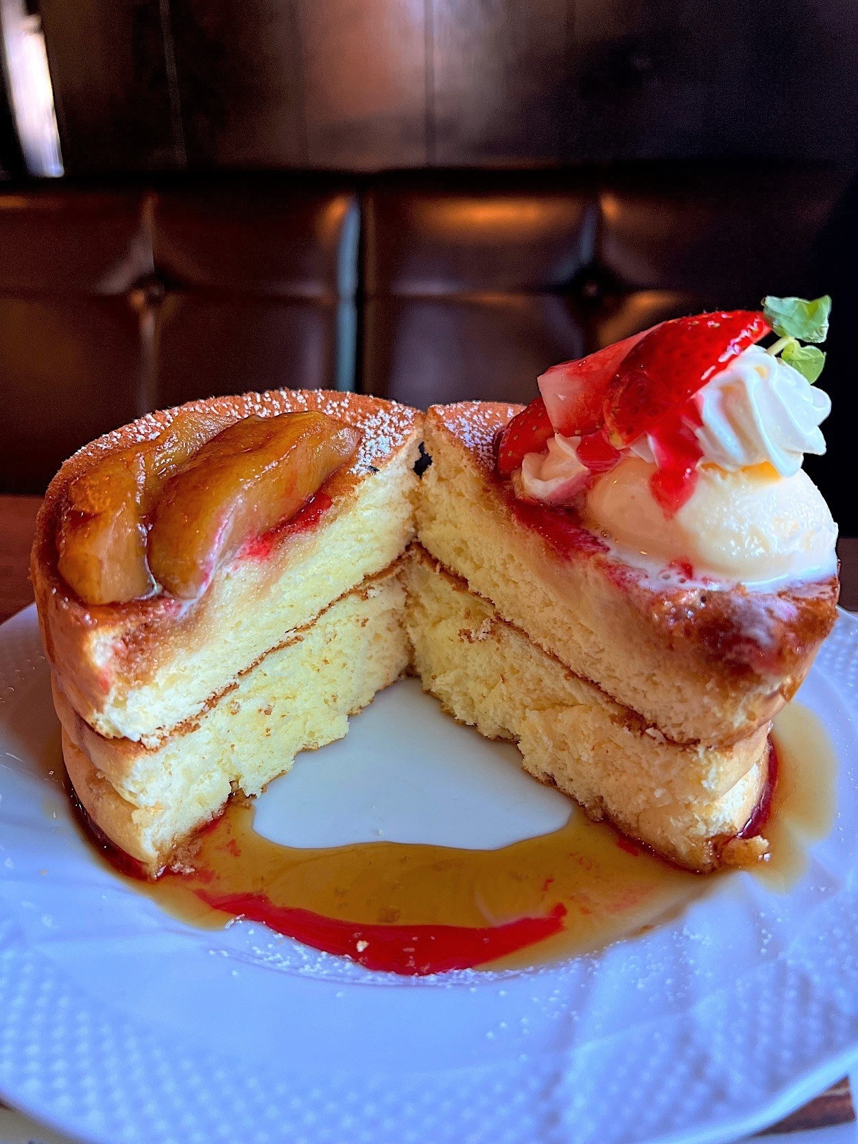 星野珈琲のおすすめスイーツ「キャラメルりんごと苺のスフレパンケーキ」値段は1100円です。