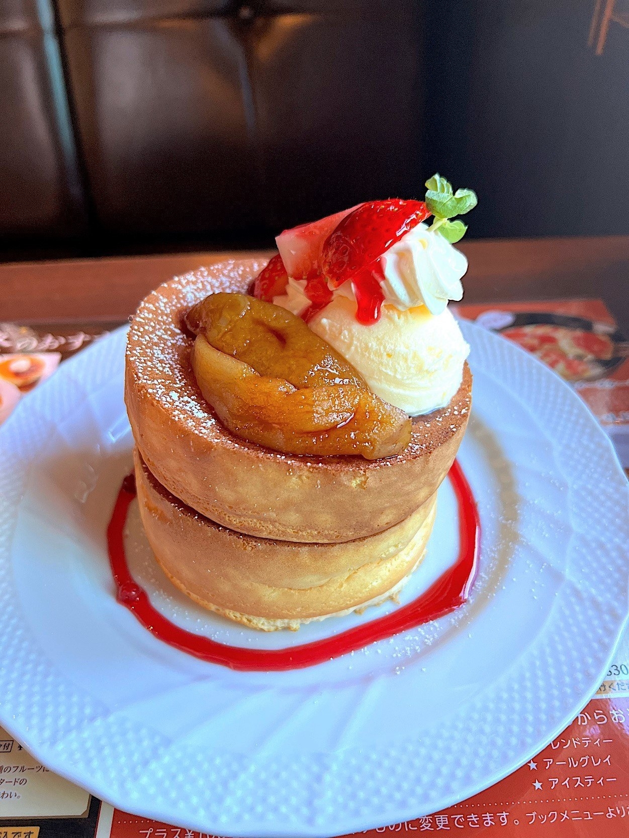 星野珈琲のおすすめスイーツ「キャラメルりんごと苺のスフレパンケーキ」