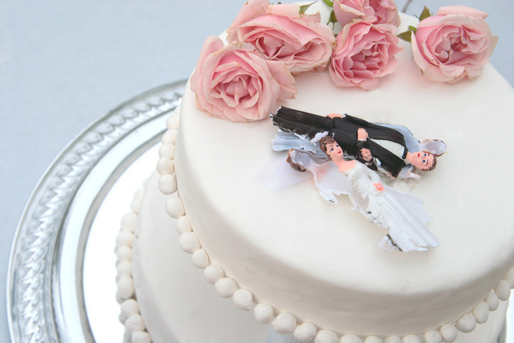 wedding topper bride and groom horizontally on the cake