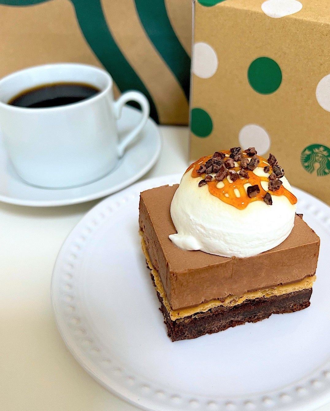 Starbucks（スターバックス）のおすすめスイーツ「ふんわりホイップ＆パイ入りチョコレートムースケーキ」