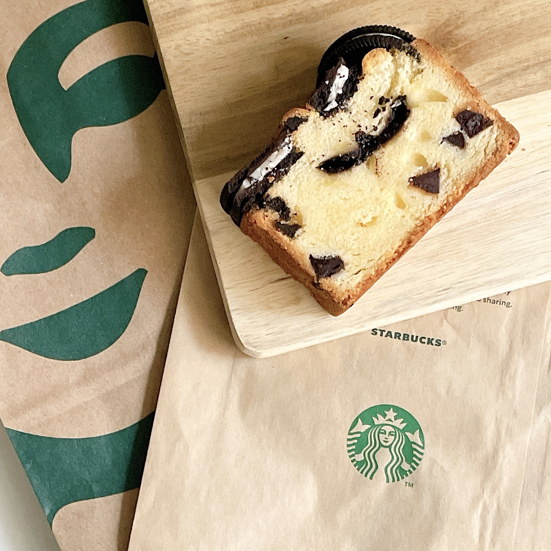 Starbucks Coffee（スターバックスコーヒー）のおすすめのフード「クッキーとチョコレートのパウンドケーキ」