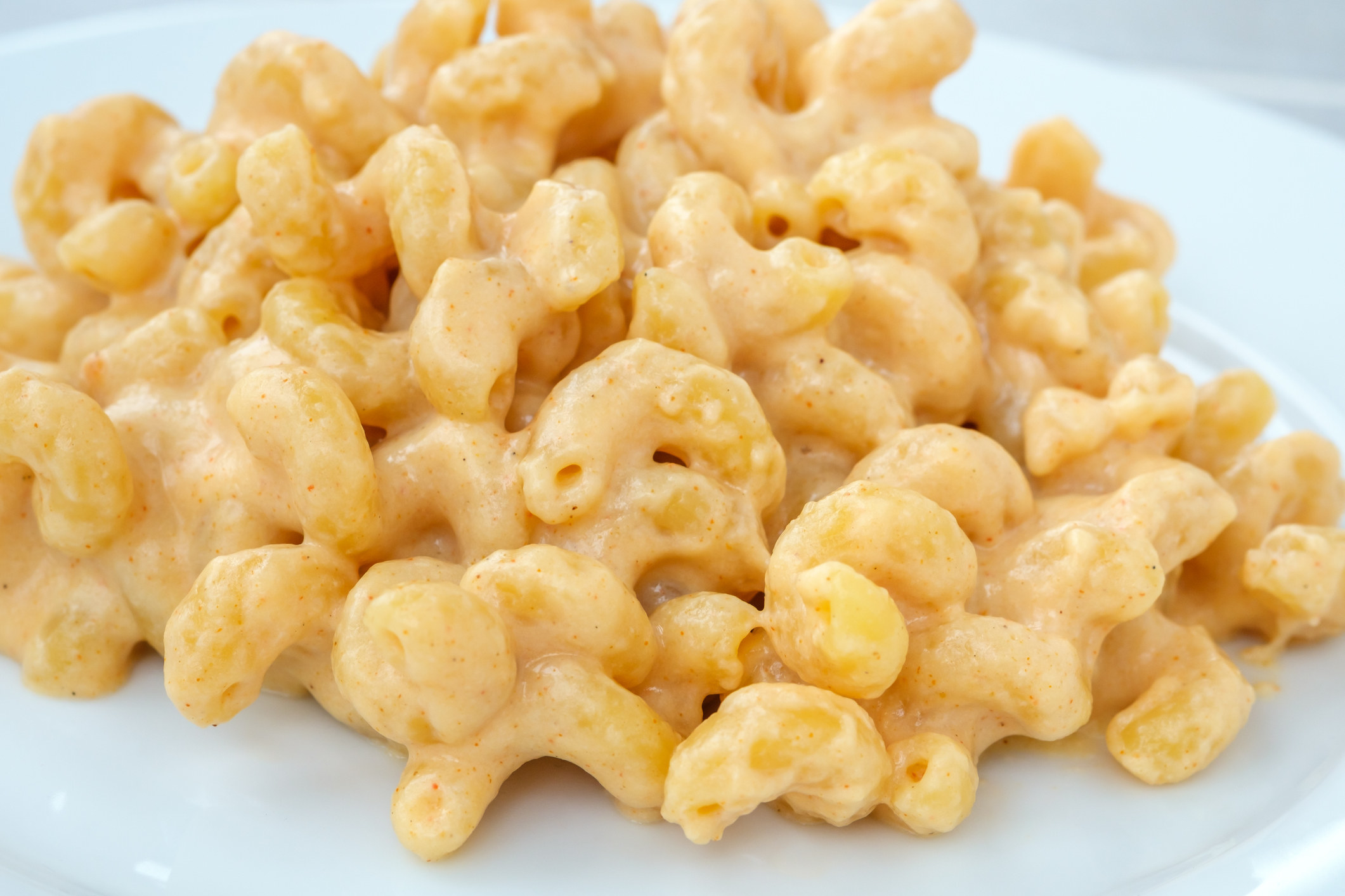Portion of macaroni and cheese on a plate