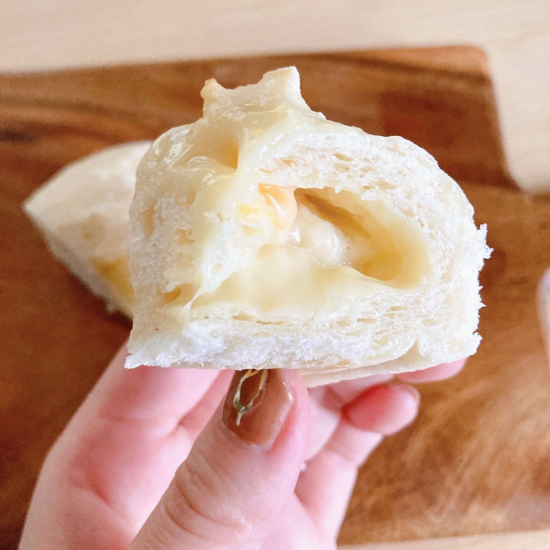 LAWSON（ローソン）のオススメのパン「白いチーズパン」