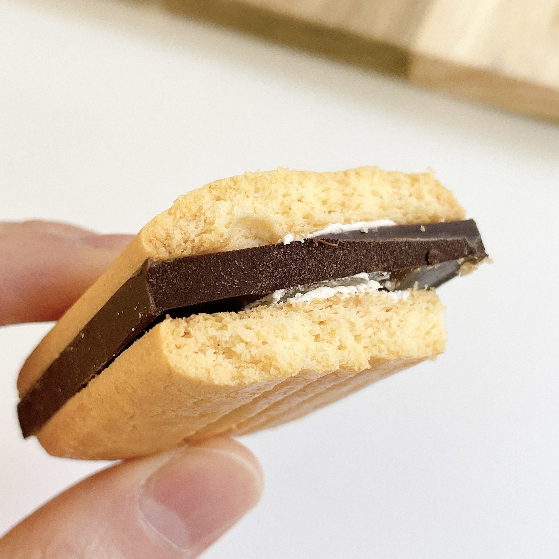 無印良品のおすすめのお菓子「ビターチョコサンドクッキー」