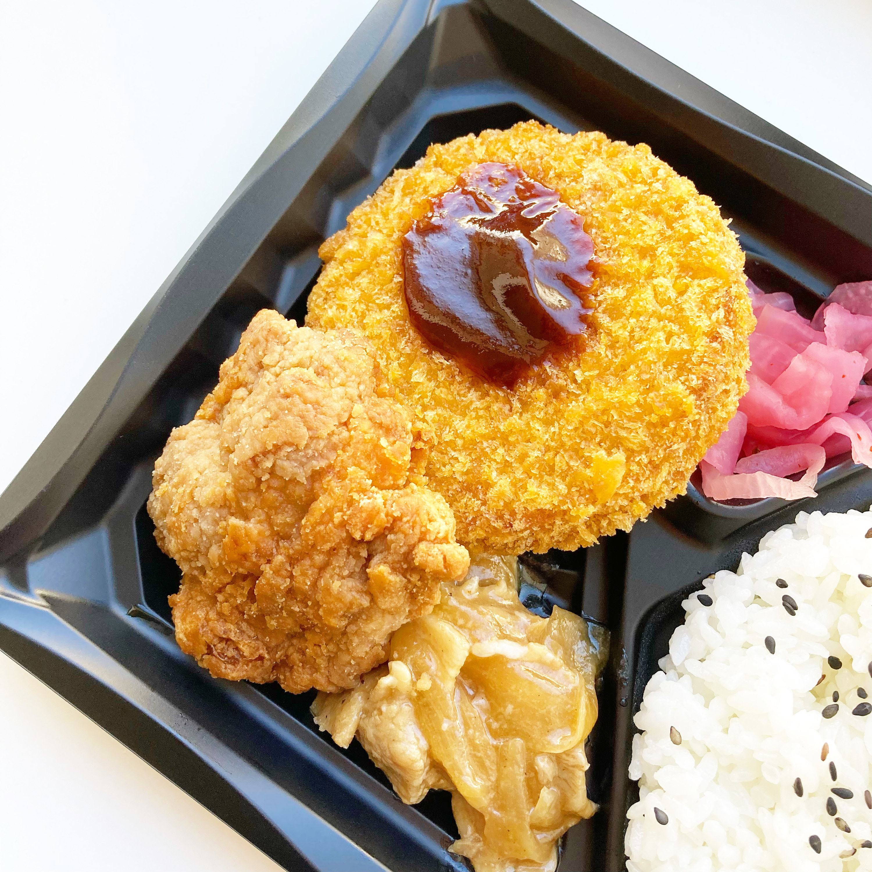 LAWSON（ローソン）の欲張り弁当「イチオシ！ミックス弁当」