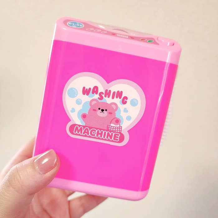 DAISO(ダイソー)のおすすめおもちゃ「ミニ洗濯機(電池式)」