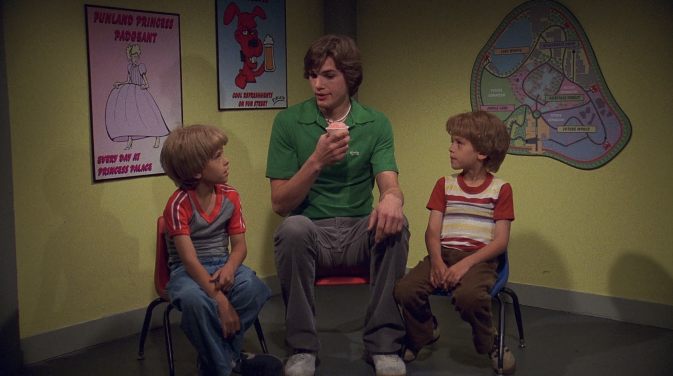 cole and dylan sprouse with ashton kutcher on that 70s show