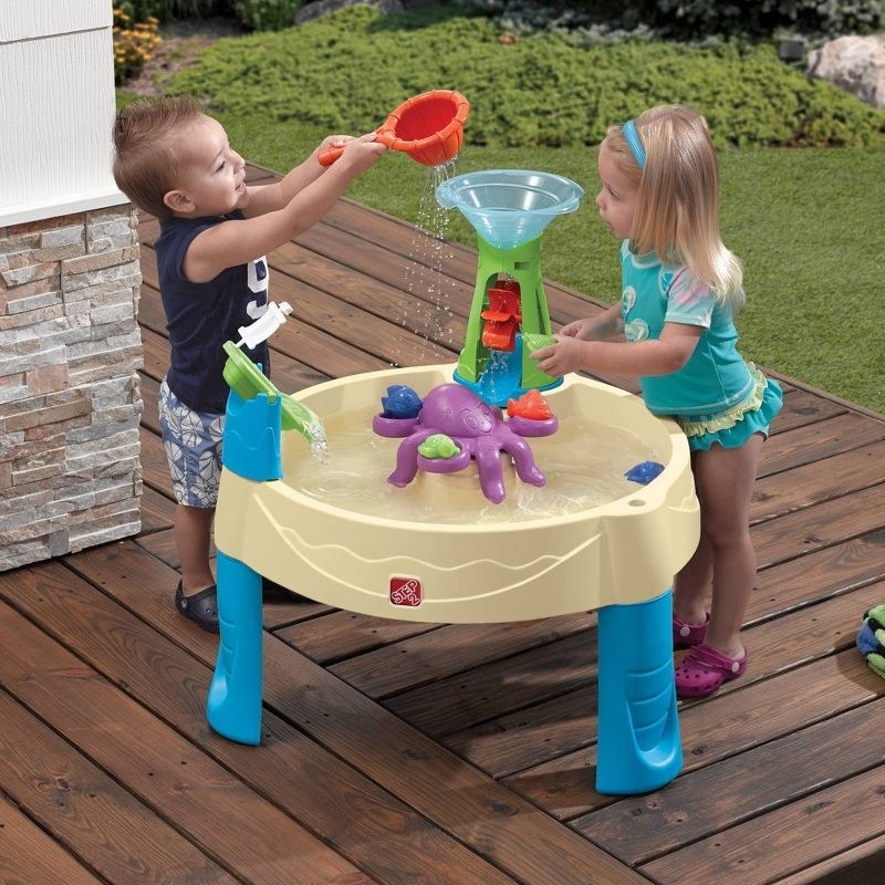 Kids play with water table