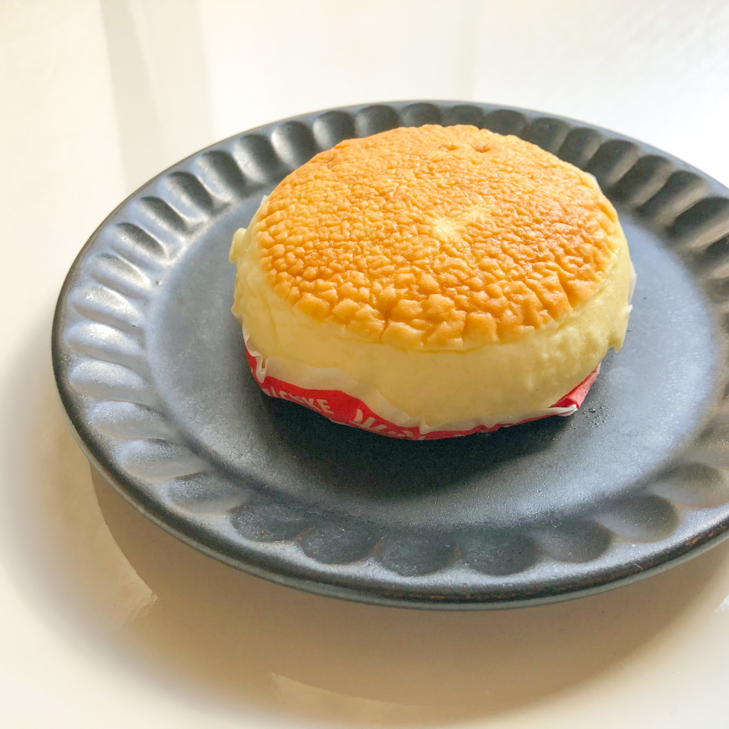 ファミリーマートのオススメのスイーツ「森永製菓監修 バター香る ホットケーキまん」