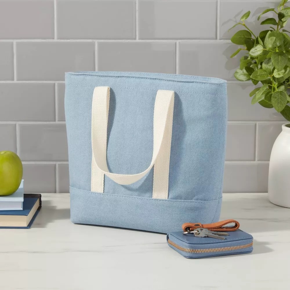 The lunch tote in the color Blue