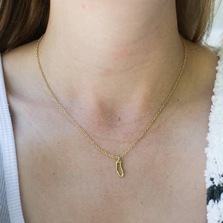 A model wearing the California necklace