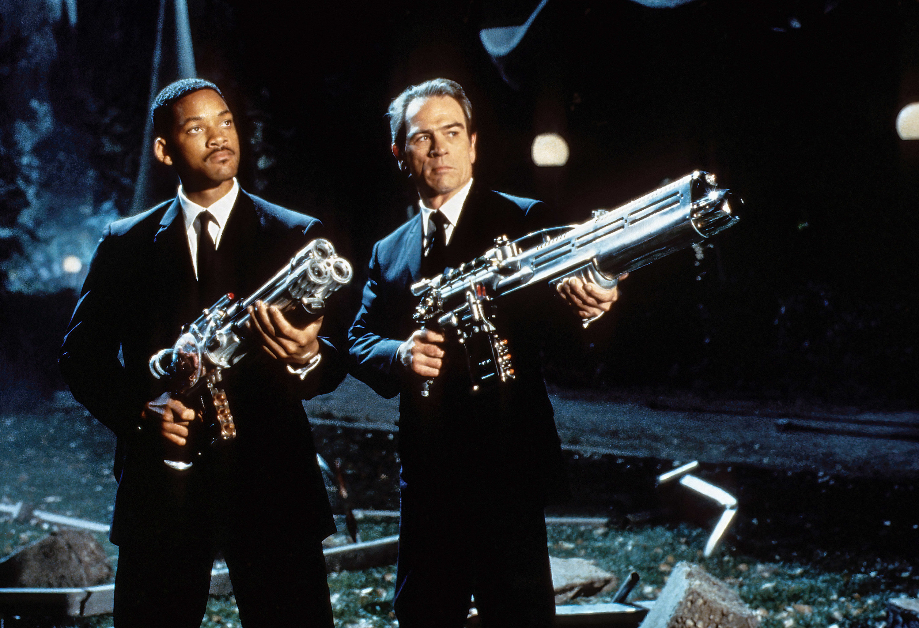 Will Smith and Tommy Lee Jones aim guns at an alien