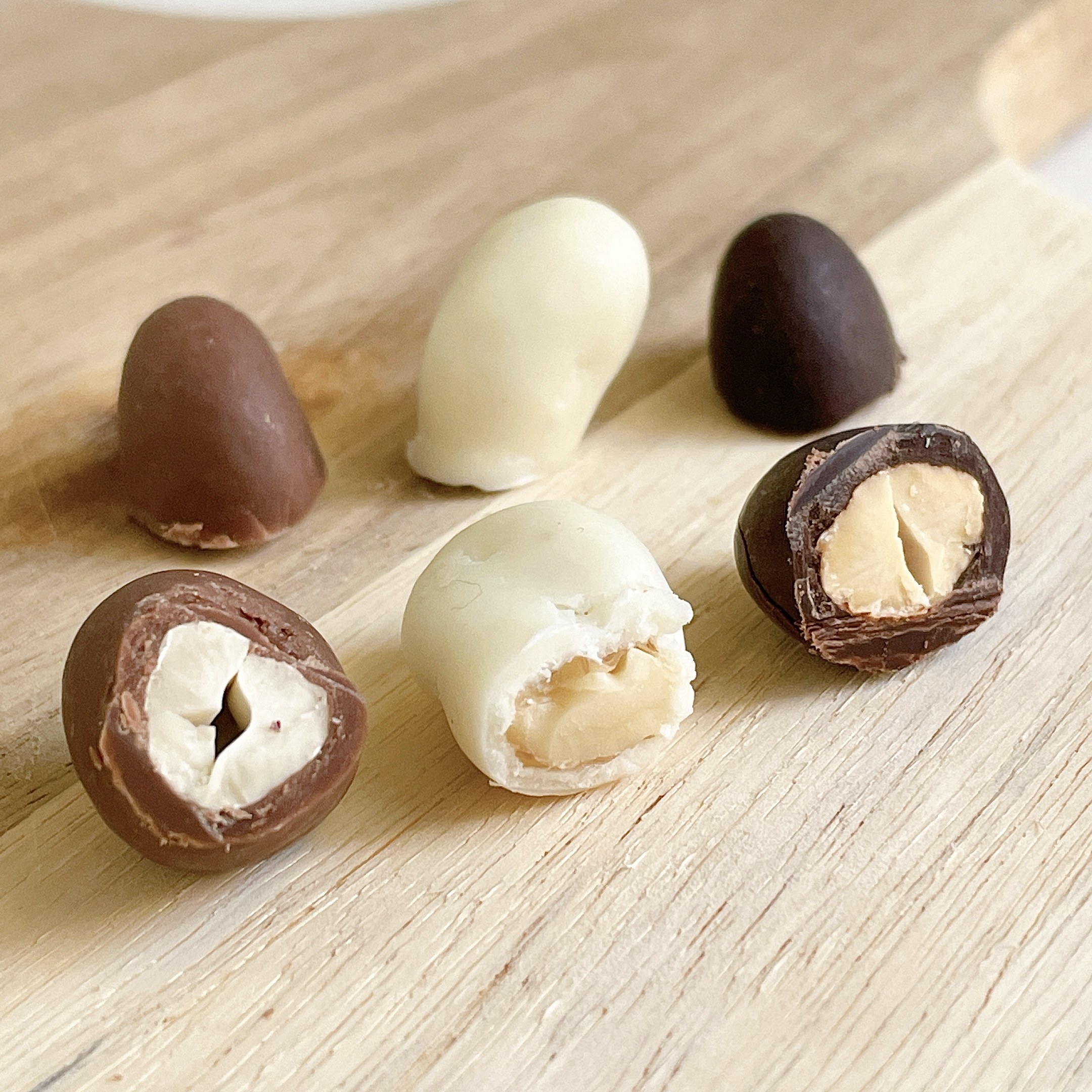 無印良品のおすすめのおかし「3種のチョコがけミックスナッツ」