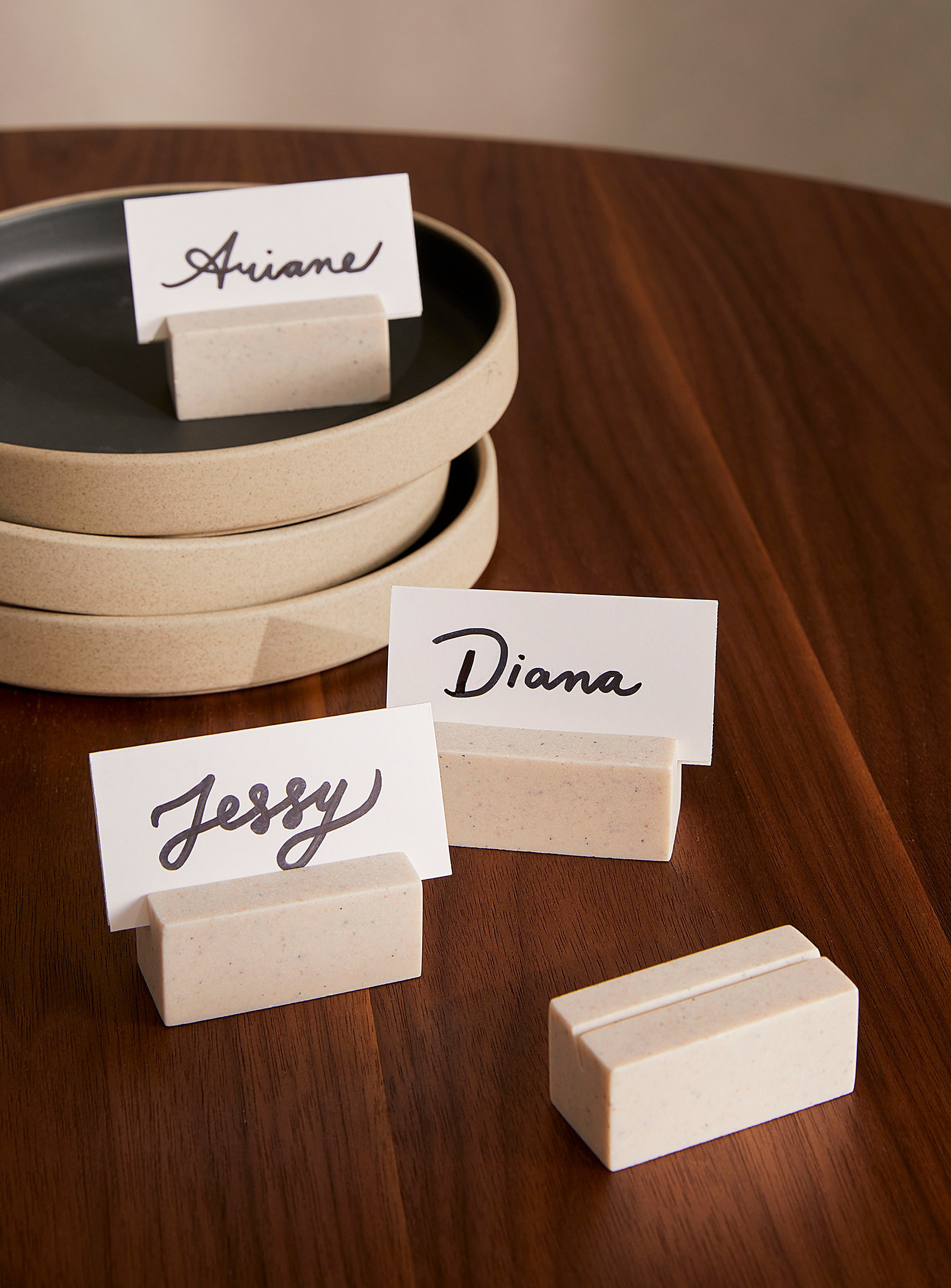 the place card holders with little cardboard rectangles with people&#x27;s names on them