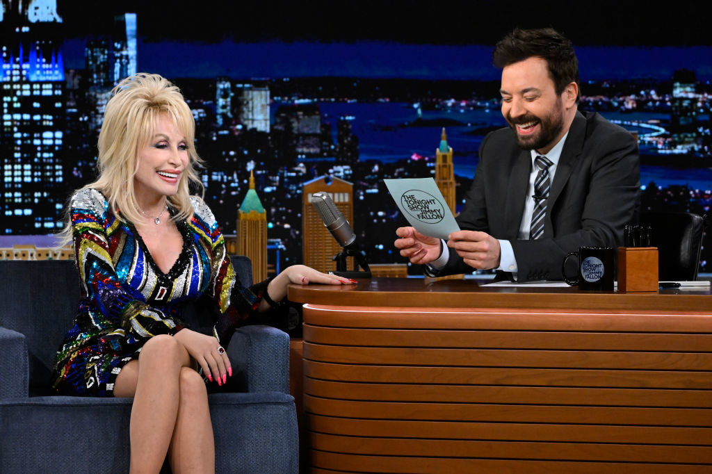 Dolly Parton Wears Gloves And People Just Realized It - 8