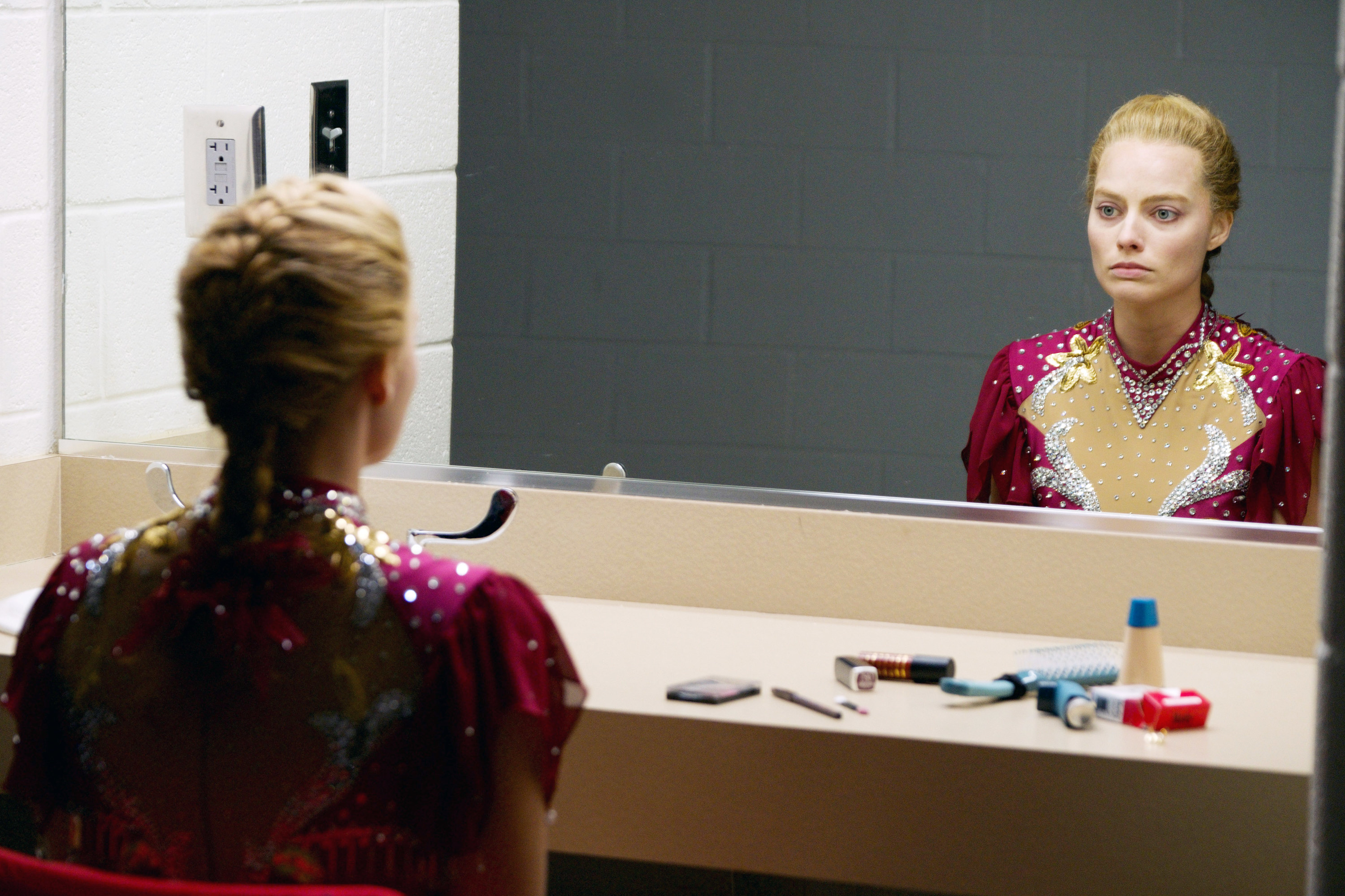 Margot as Tonya looking into a mirror