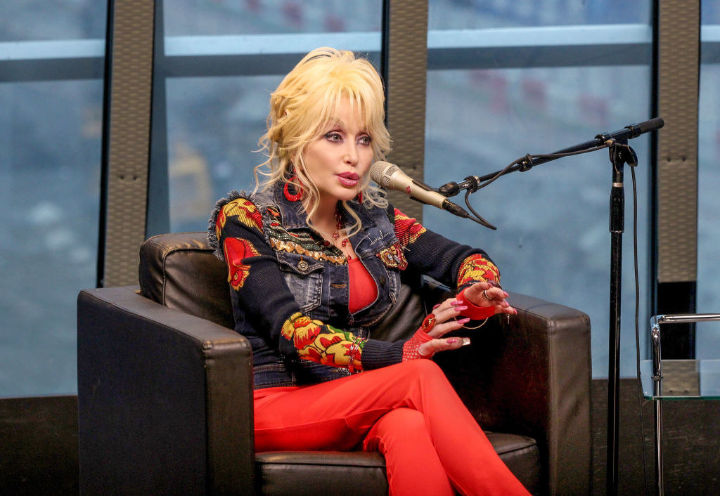 Dolly Parton Wears Gloves And People Just Realized It - 66