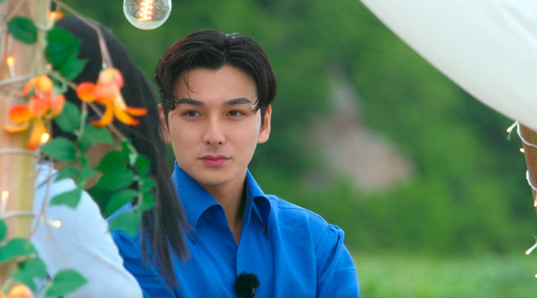 Kim Se-jun looks serious as he looks at a female contestant