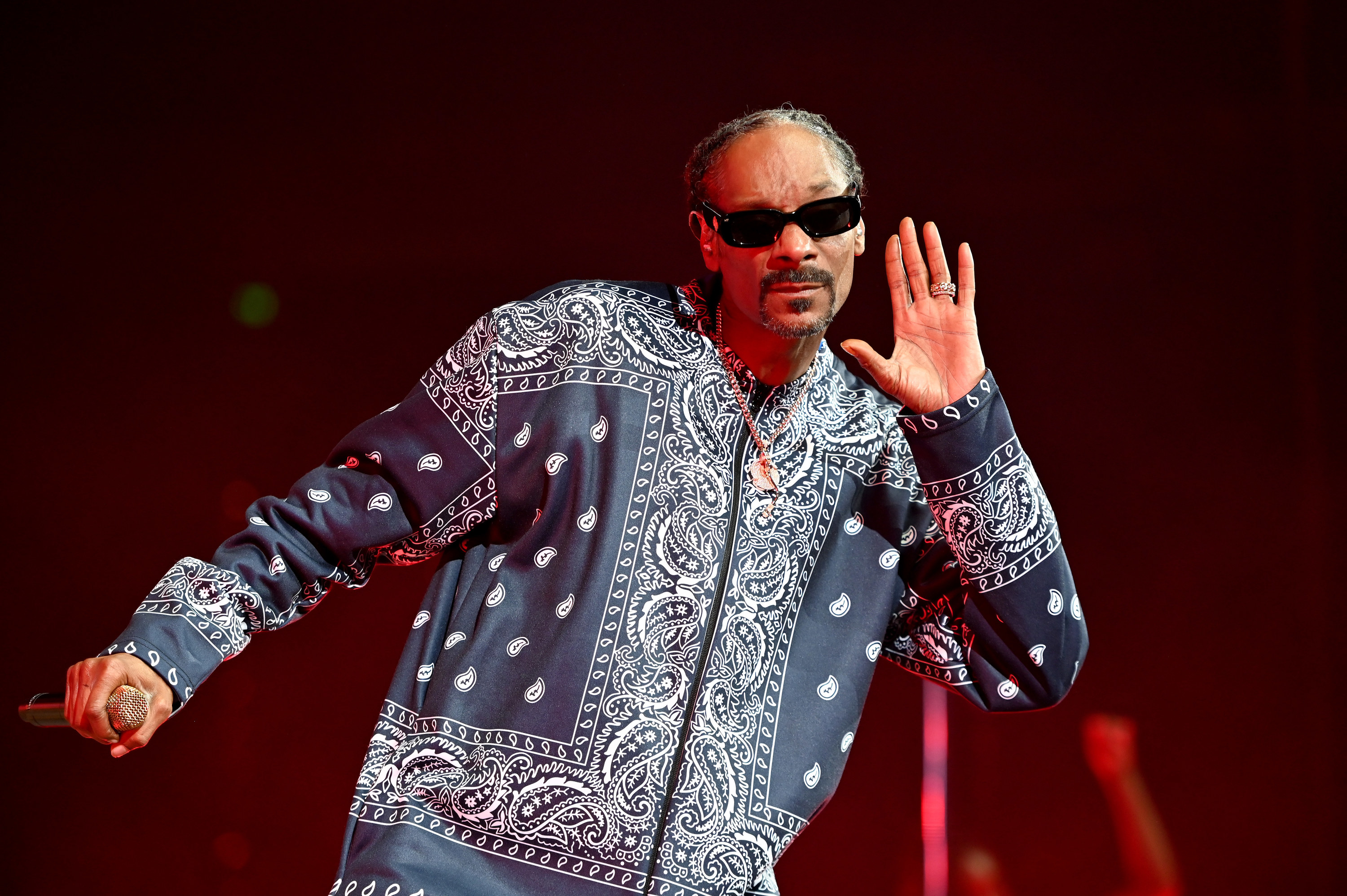 Snoop Dogg Says Dionne Warwick Confronted Him Over Misogynistic Lyrics –  Billboard