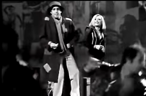 Folk som synger på scenen