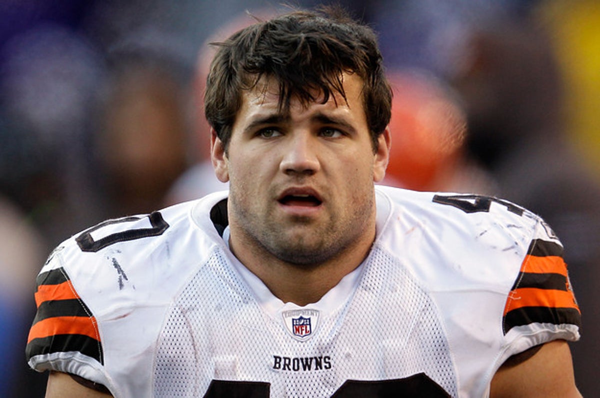 NFL news: Peyton Hillis off ventilator after saving drowning victim