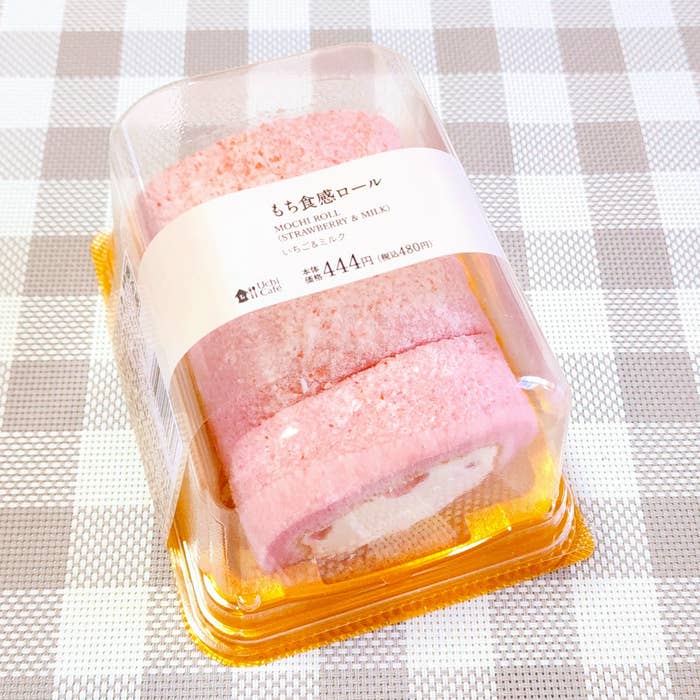 LAWSON(ローソン)のオススメスイーツ「もち食感ロール いちご&ミルク」
