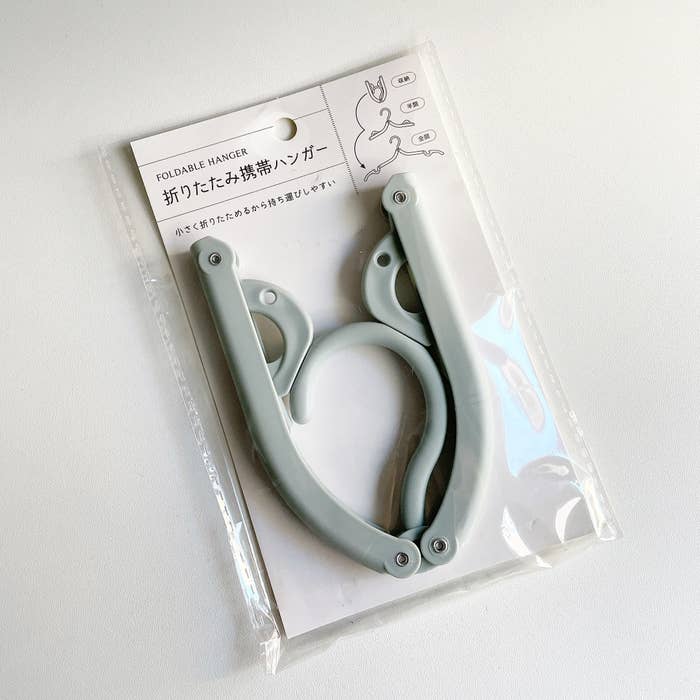CanDo(キャンドゥ)のおすすめの便利グッズ「NC 折りたたみ携帯ハンガー」