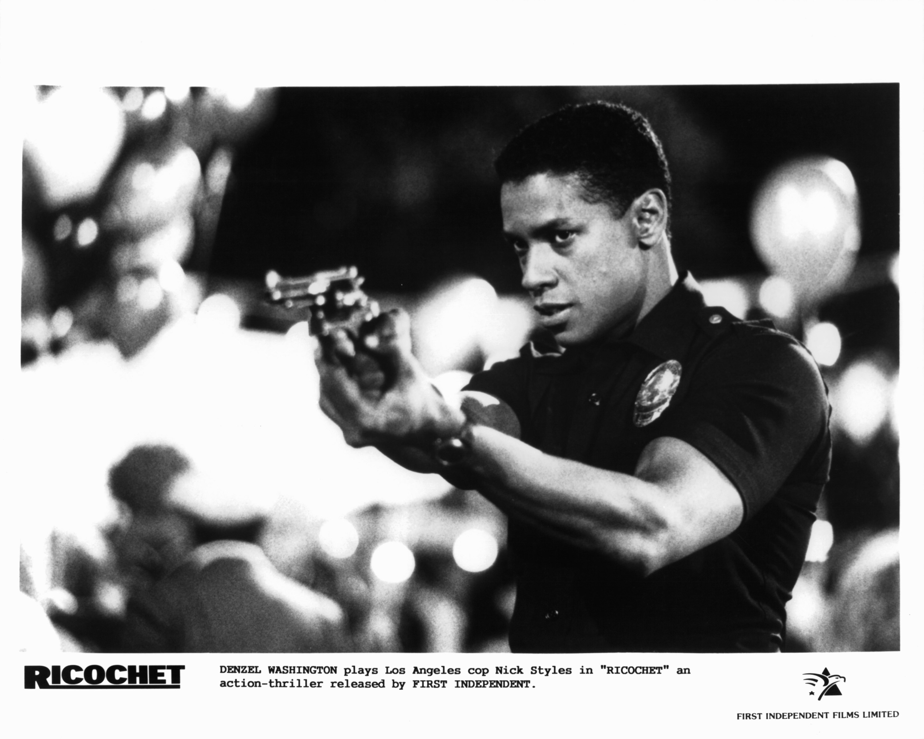 Denzel Washington points a gun in a scene from the film &#x27;Ricochet&#x27;,