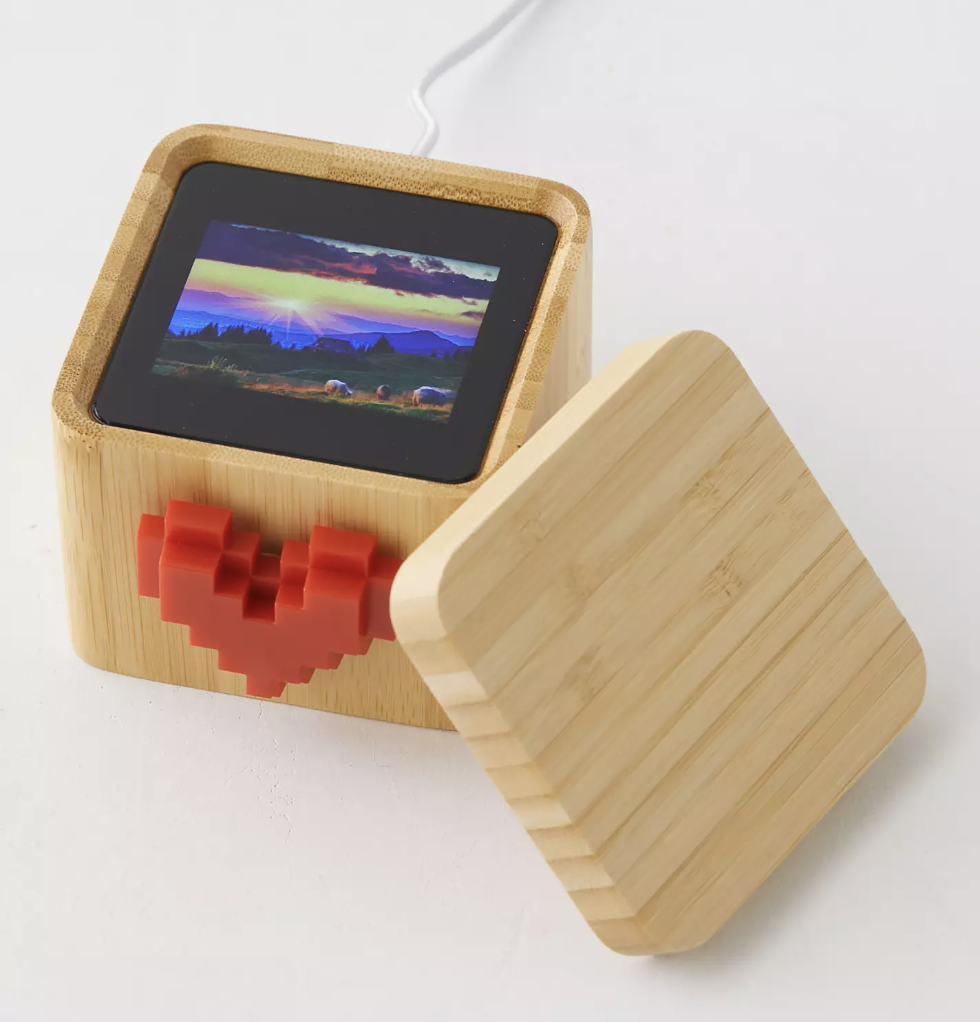 the messenger box open with a photo on the screen inside