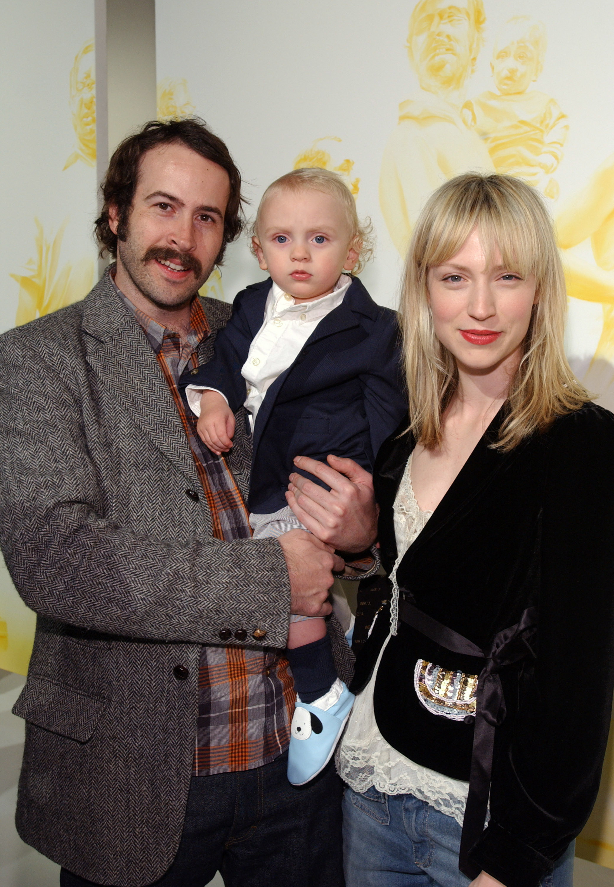 Jason Lee holding son Pilot Inspektor and posing with wife Beth Riesgraf