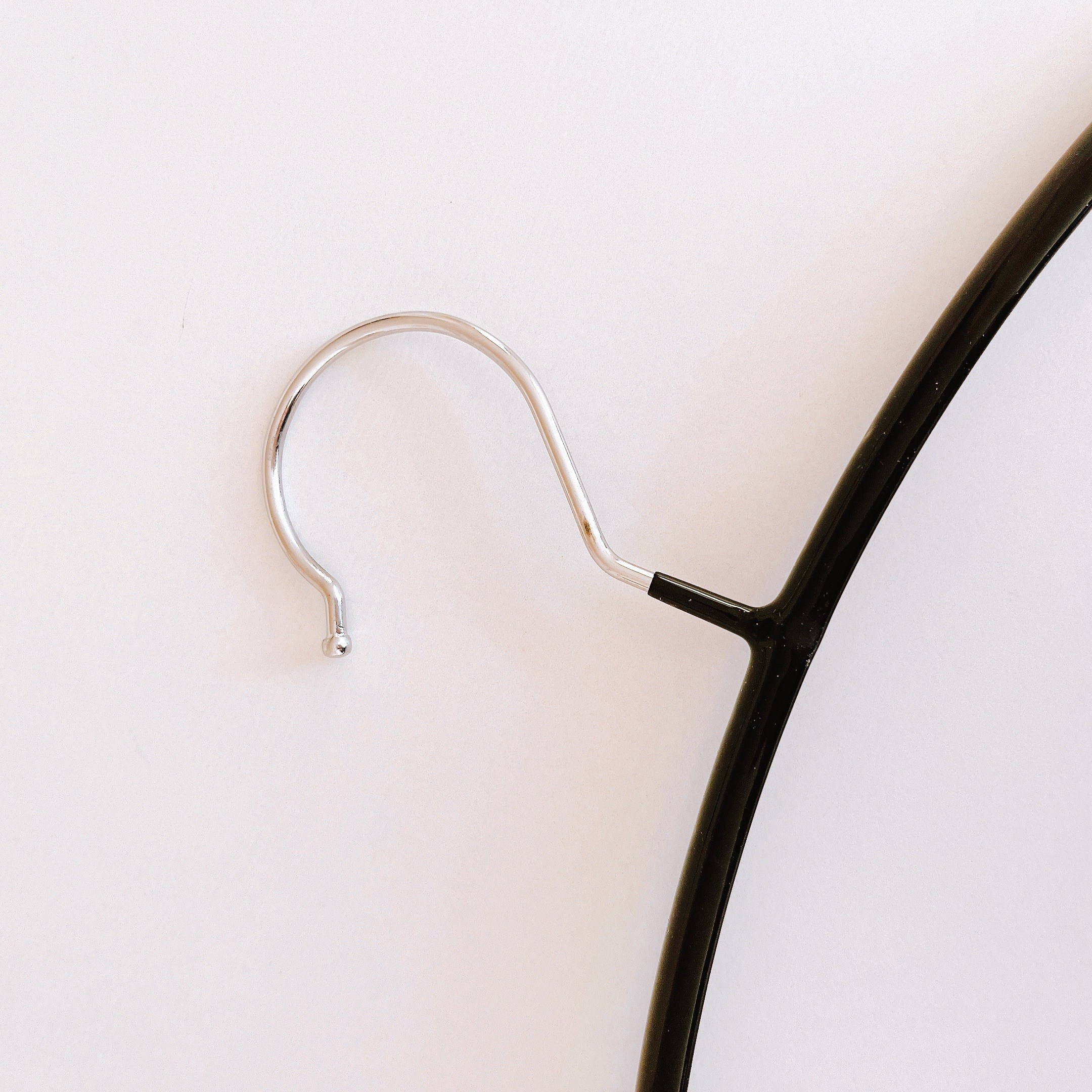 Seria(セリア)の便利グッズ「すべりにくいノンスリップハンガー アーチ型」