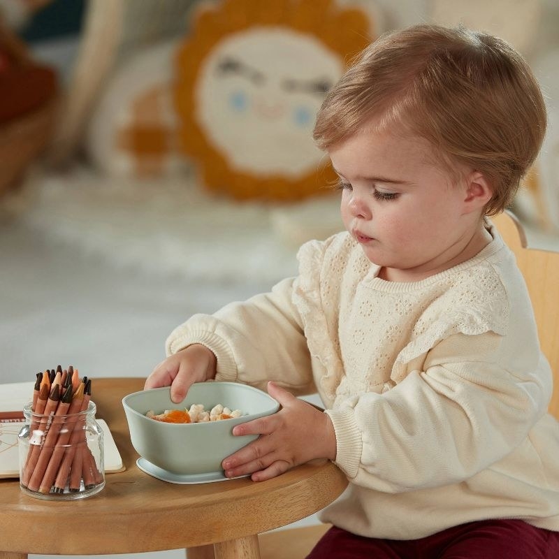 Toddler eating out of bowl