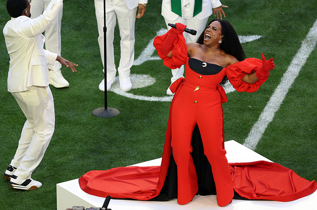 Sheryl Lee Ralph Opened The Rihanna Concert With A Football Game In The Middle Of It