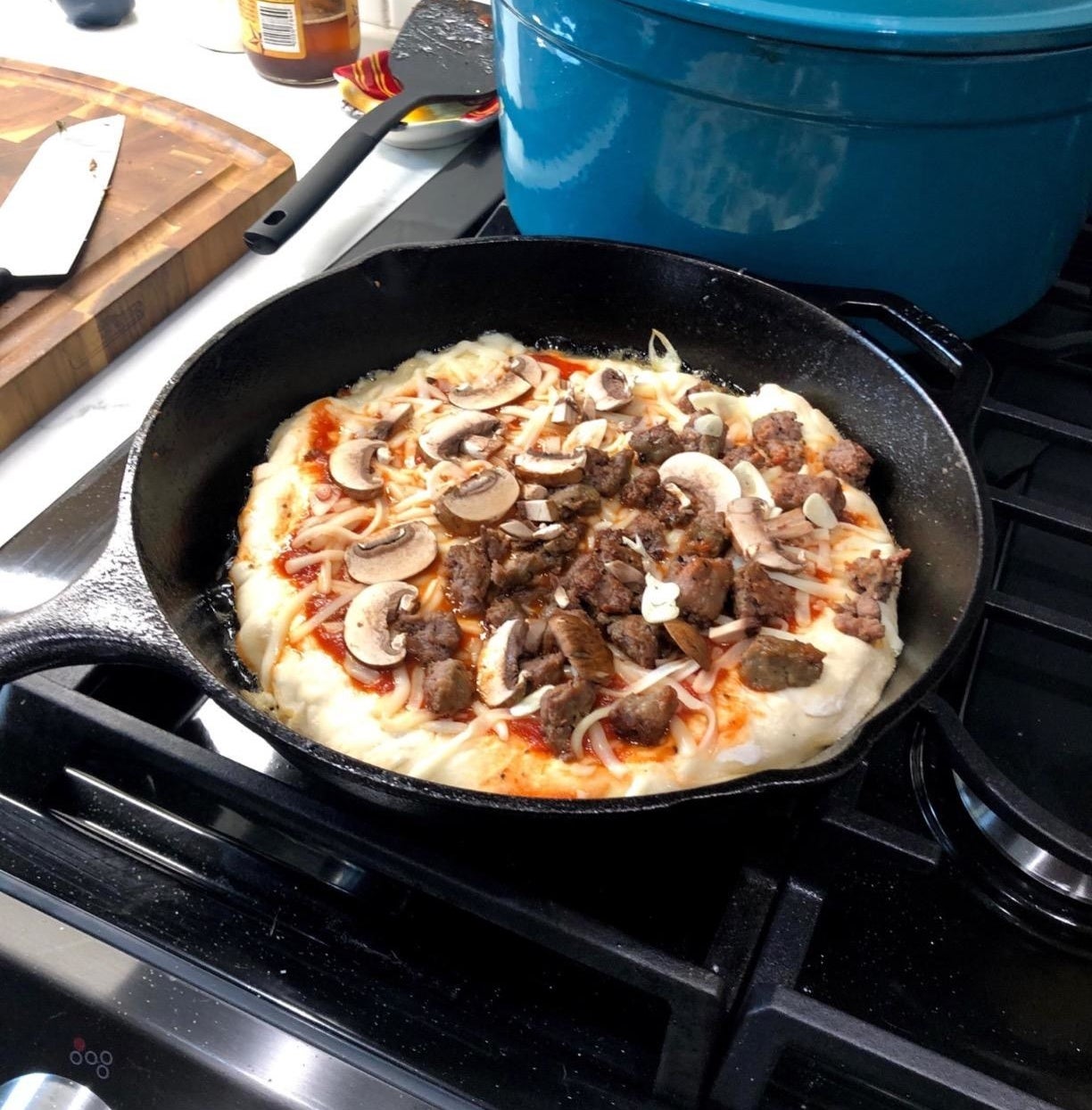 reviewer making personal pizza in the skillet