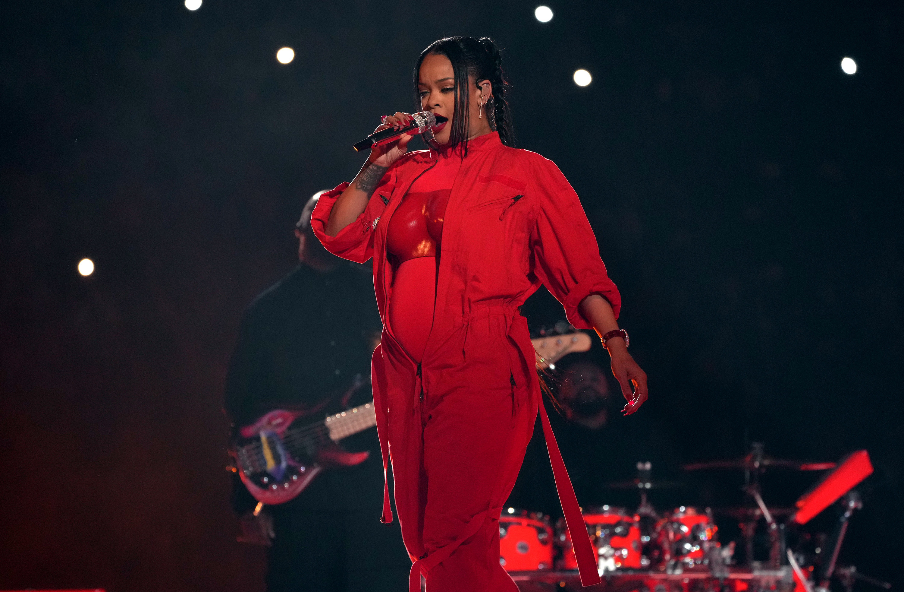 Rihanna&#x27;s baby bump can be seen while she&#x27;s on stage