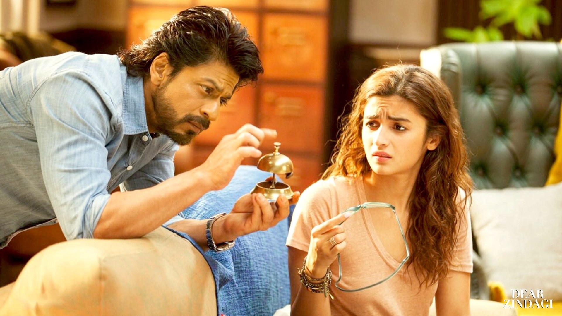 SRK plays with a timer while Alia looks at him frustratingly