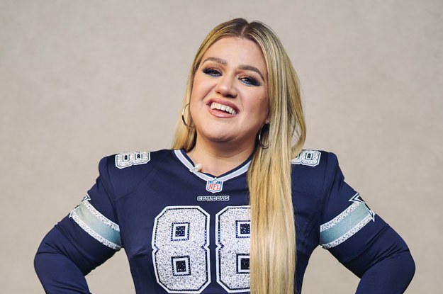 Kelly Clarkson's Dallas Cowboys-themed gown steals the show at the NFL  Honors