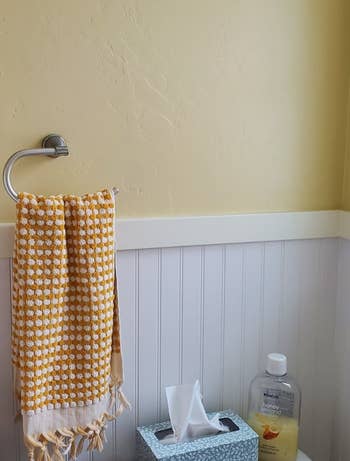 the towel in yellow and white