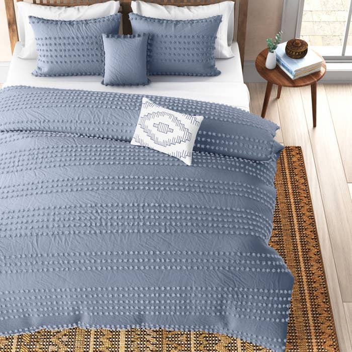 Image of the blue comforter set