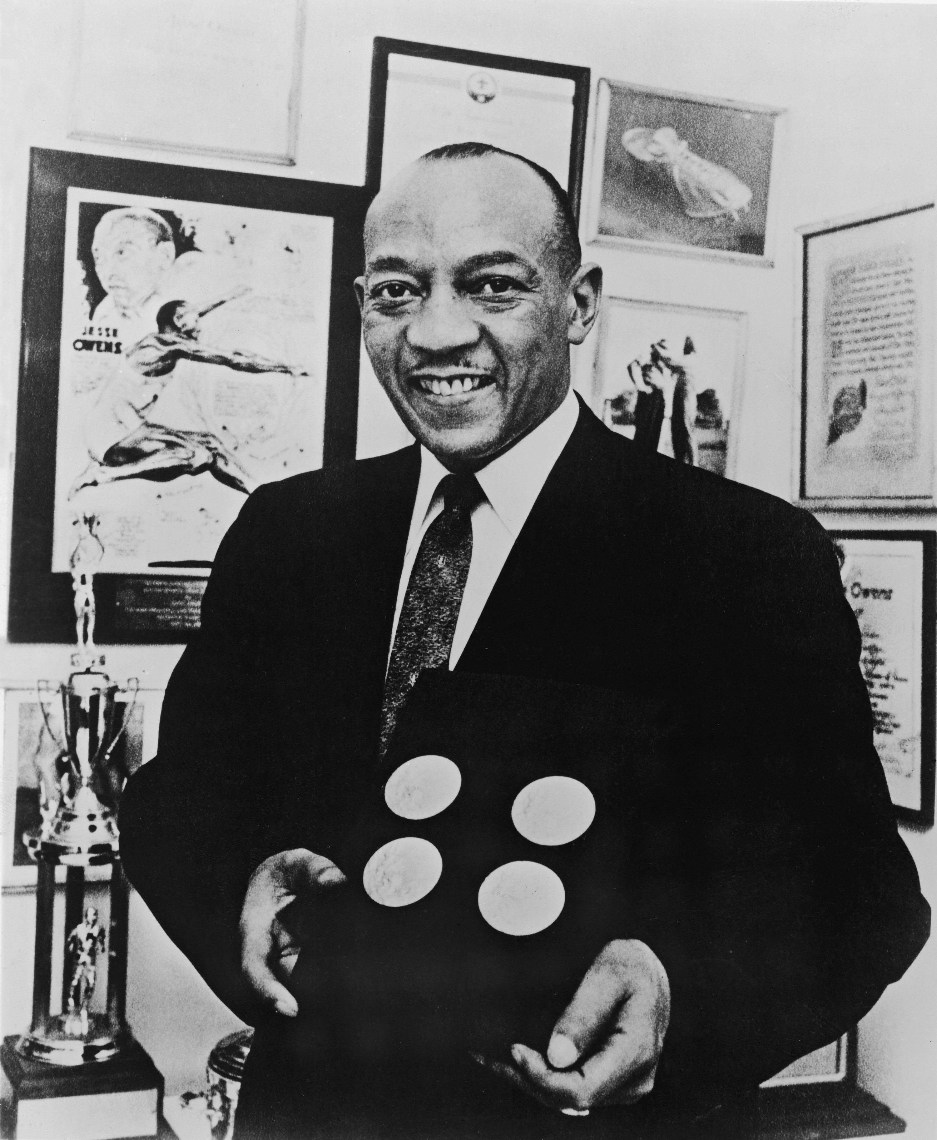 Jesse Owens poses with his 4 gold medals