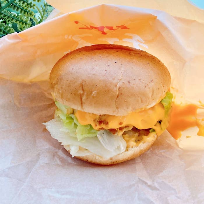 ケンタッキー・フライド・チキン（KFC）のオススメの数量限定メニュー「チーズにおぼれるフィレバーガー」
