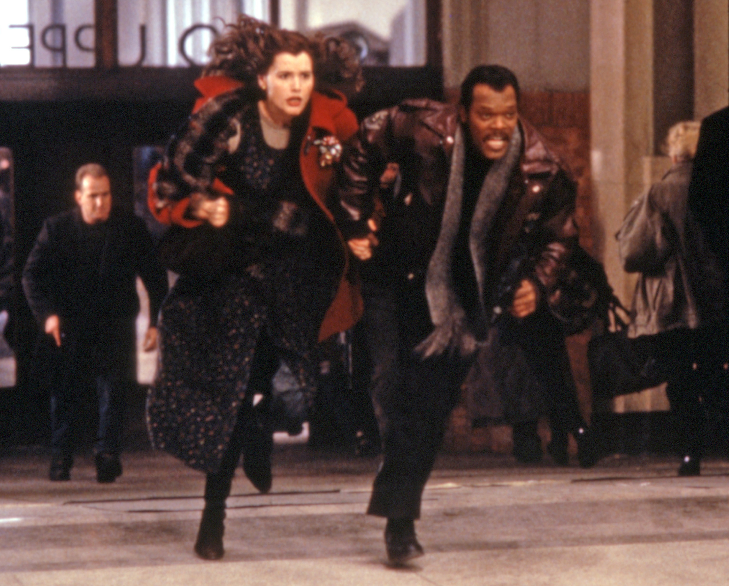 Geena Davis and Samuel L. Jackson run into the street as Samantha and Meet