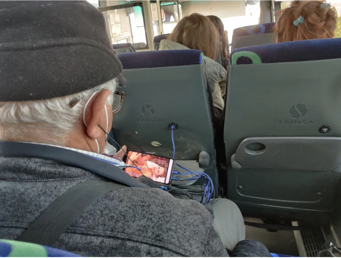 一个男人在公共汽车上看色情片