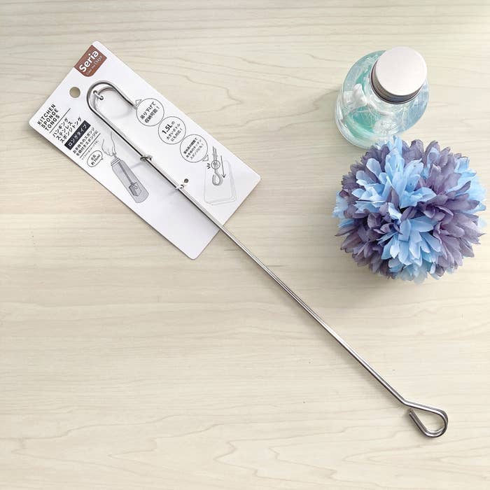 Seria（セリア）のオススメのキッチングッズ「ハンギング ステンレス スポンジトング」