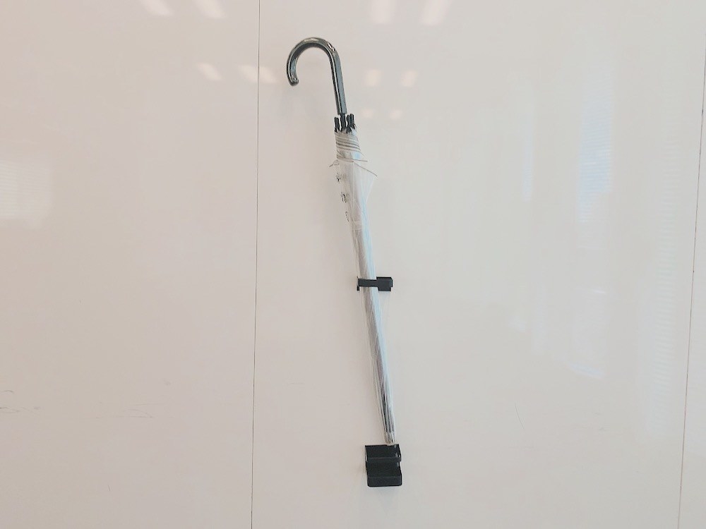 DAISO(ダイソー)の浮かせる傘立て「傘たて(マグネットタイプ、黒)」