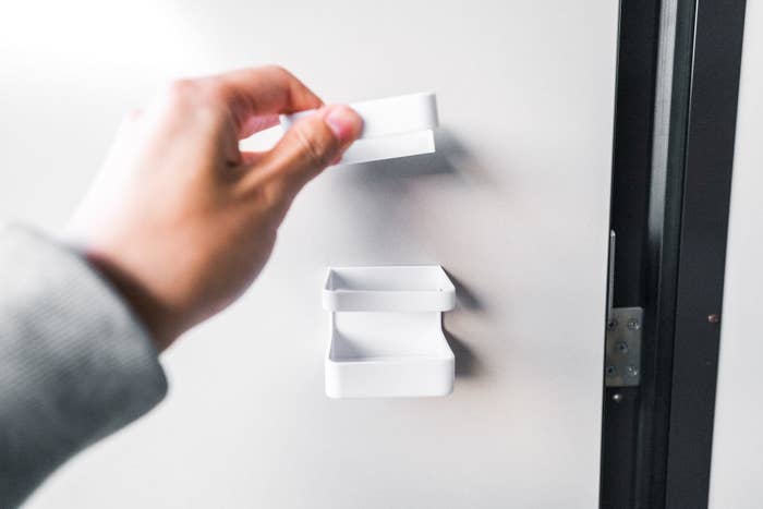 DAISO（ダイソー）の浮かせる傘立て「傘たて（マグネットタイプ、白）」